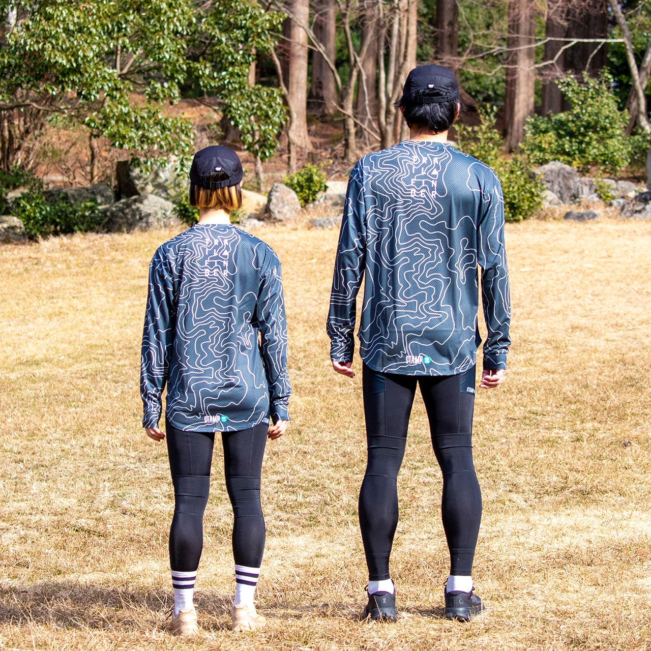 【2026.01】STAMP/スタンプ LONG SLEEVE TEE ”TRAIL FINDER GIRL -IRON BLUE-"(ユニセックス)