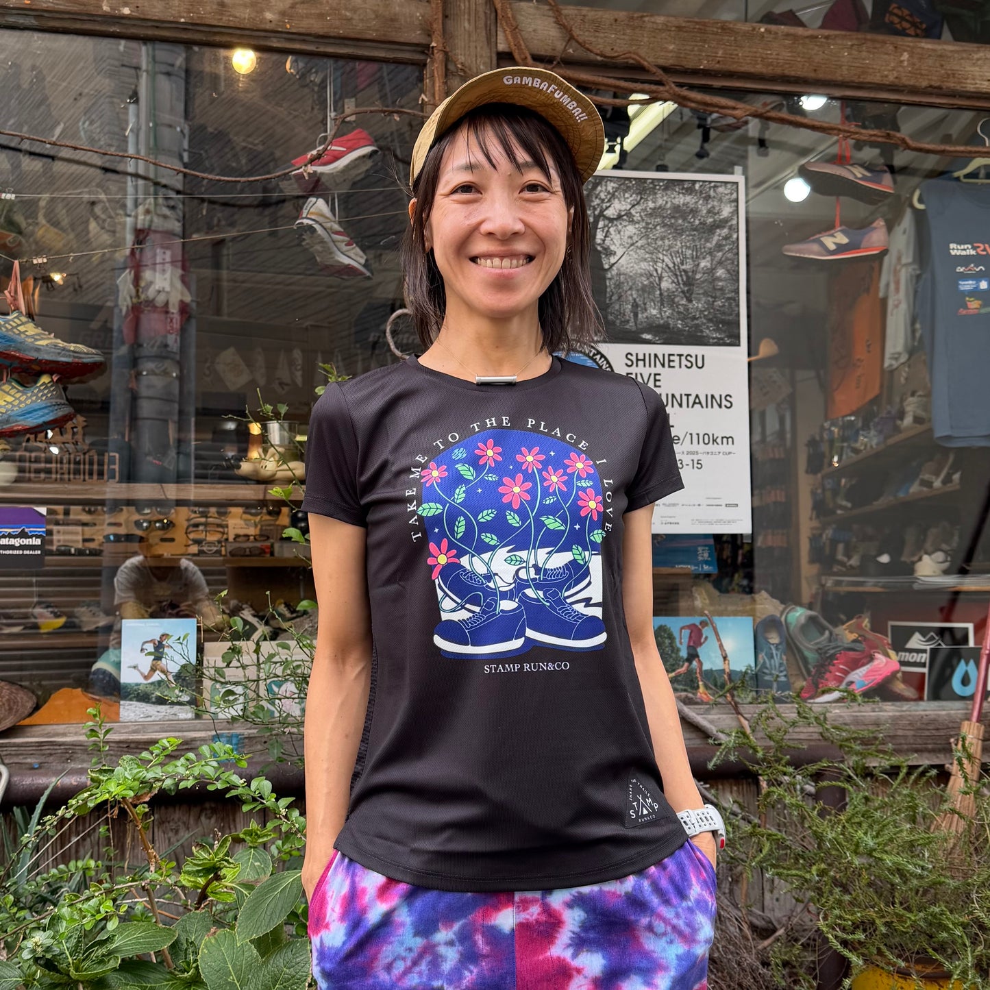 【2025秋冬】STAMP/スタンプ GRAPHIC WOMENS RUN TEE "TAKE ME TO THE PLACE -BLACK" (ウィメンズ)