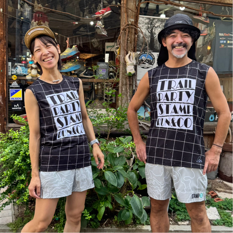 【2025.春夏】STAMP/スタンプ STAMP GRAPHIC TANK "TRAIL PARTY" (ユニセックス)