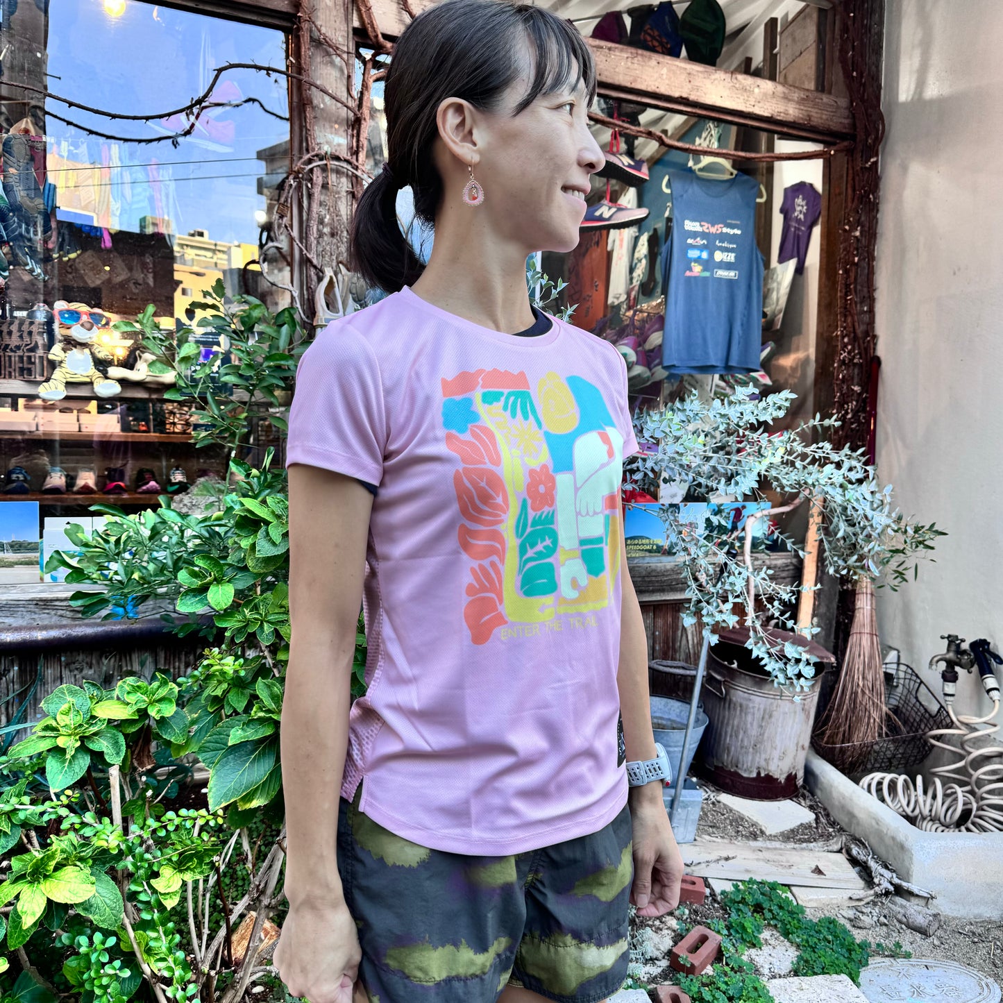 【30% OFF】【2024.秋】STAMP/スタンプ GRAPHIC WOMENS RUN TEE  "ENTER THE TRAIL-PINK-" (ウィメンズ/名古屋/Mのみ)