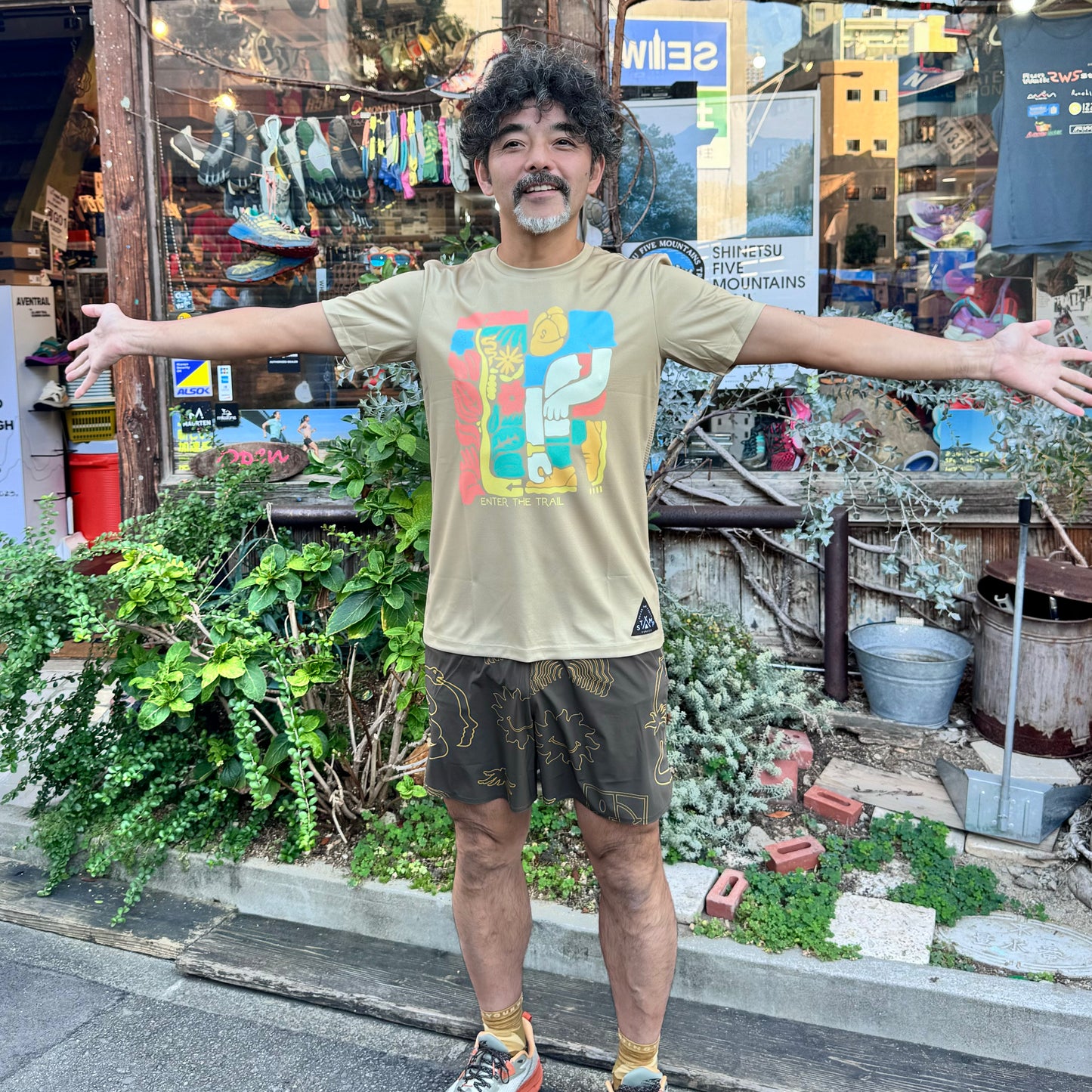 【2024.秋】STAMP/スタンプ GRAPHIC RUN TEE "ENTER THE TRAIL" (ユニセックス)