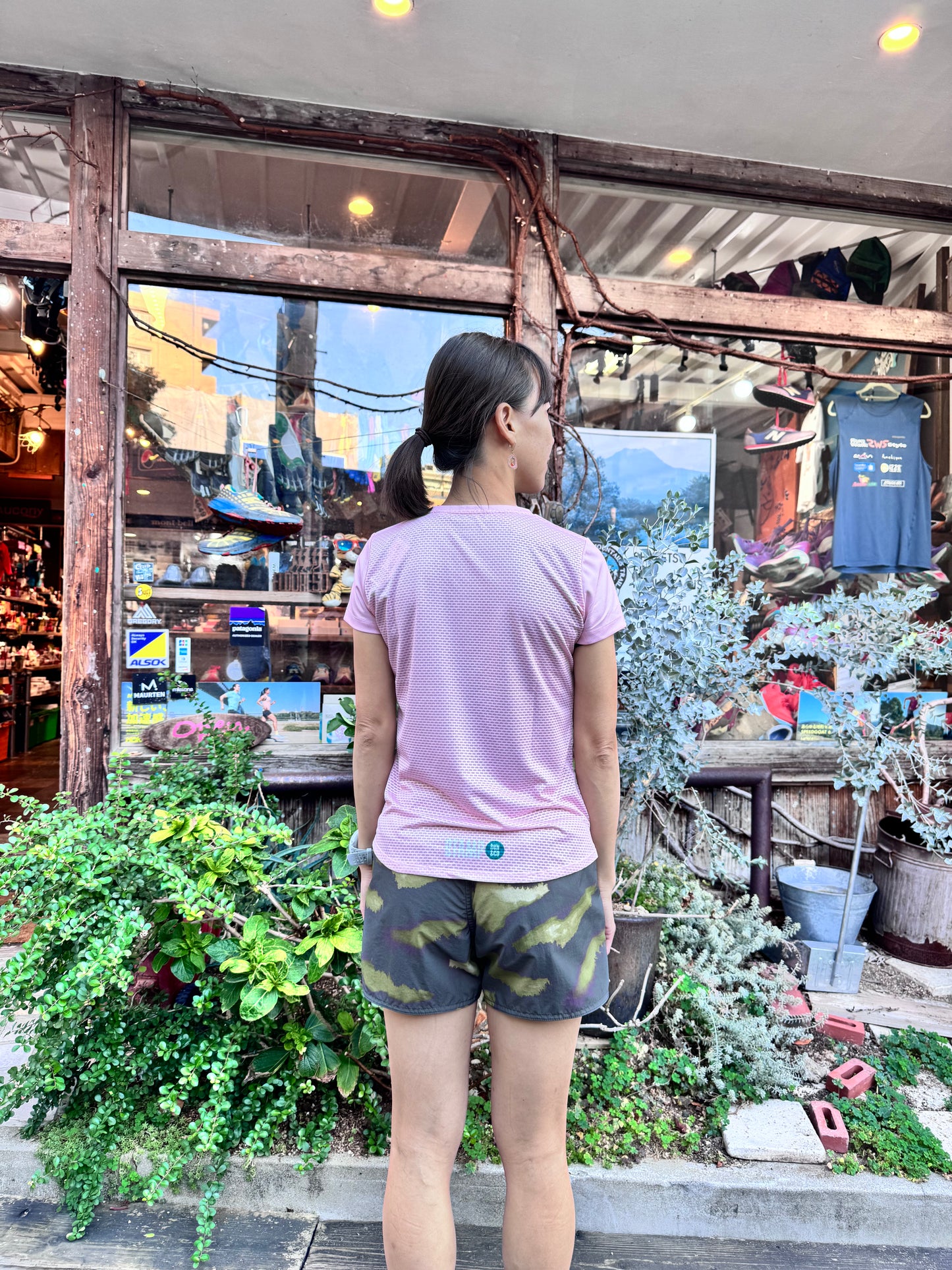 【30% OFF】【2024.秋】STAMP/スタンプ GRAPHIC WOMENS RUN TEE  "ENTER THE TRAIL-PINK-" (ウィメンズ/名古屋/Mのみ)