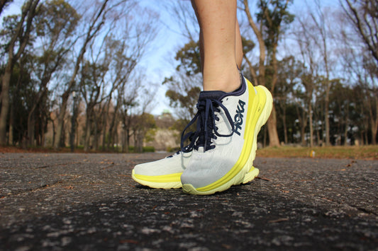 HOKAoneone MACH4 新発売！カーボンがなくても前へ前へグイグイ進むシューズ
