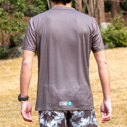 【2026.01】STAMP/スタンプ GRAPHIC RUN TEE "MISTY MOUNTAIN"（ユニセックス）