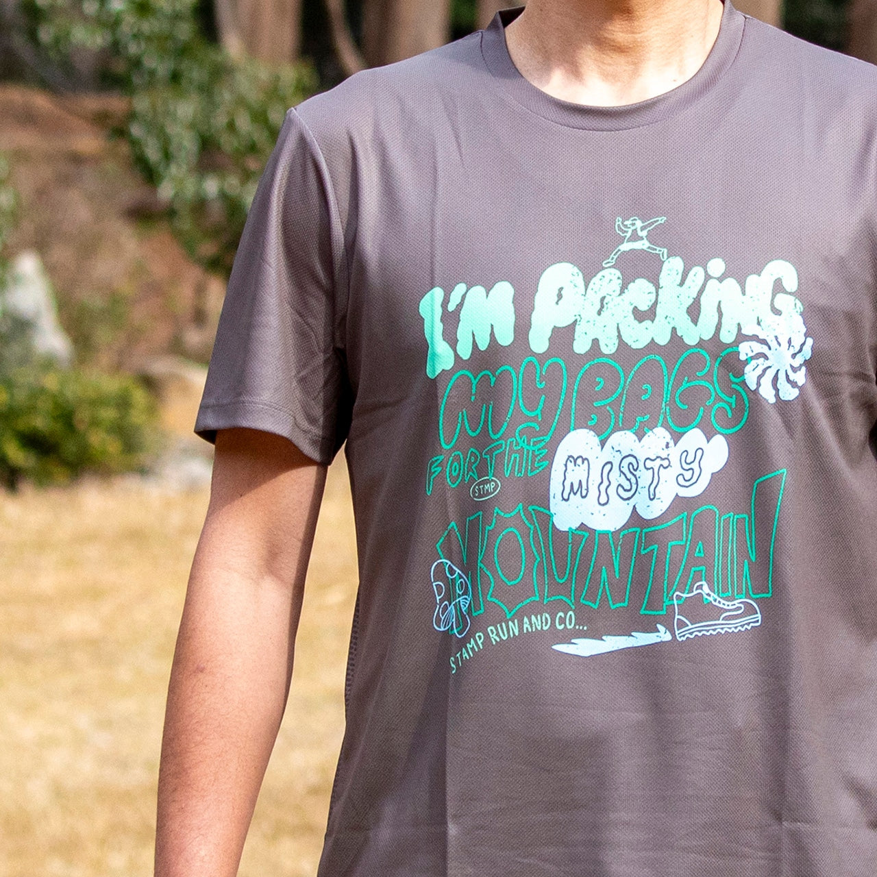 【2026.01】STAMP/スタンプ GRAPHIC RUN TEE "MISTY MOUNTAIN"（ユニセックス）