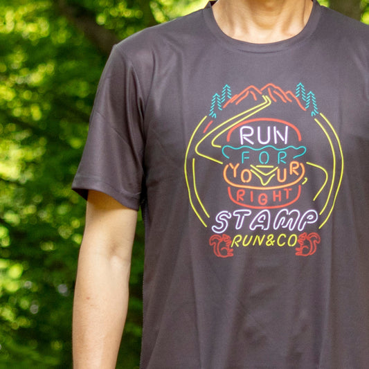 【2026春夏】STAMP/スタンプ  STAMP GRAPHIC RUN TEE (Run For Your Right (To Party)（ユニセックス）大阪店のみ