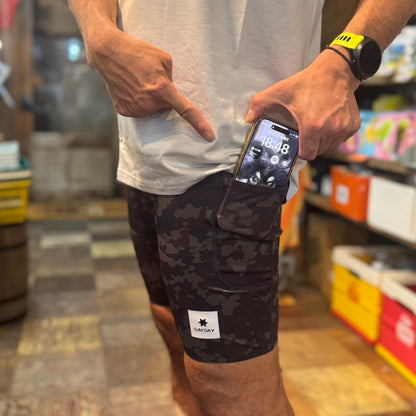 【2025秋冬】SAYSKY/セイスカイ（メンズ） ランニングタイツ Camo Combat+ Short Tights 9inch - Brown Aop（大阪店のみ）