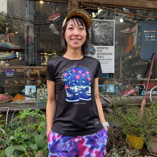【2025秋冬】STAMP/スタンプ GRAPHIC WOMENS RUN TEE "TAKE ME TO THE PLACE -BLACK" （ウィメンズ）