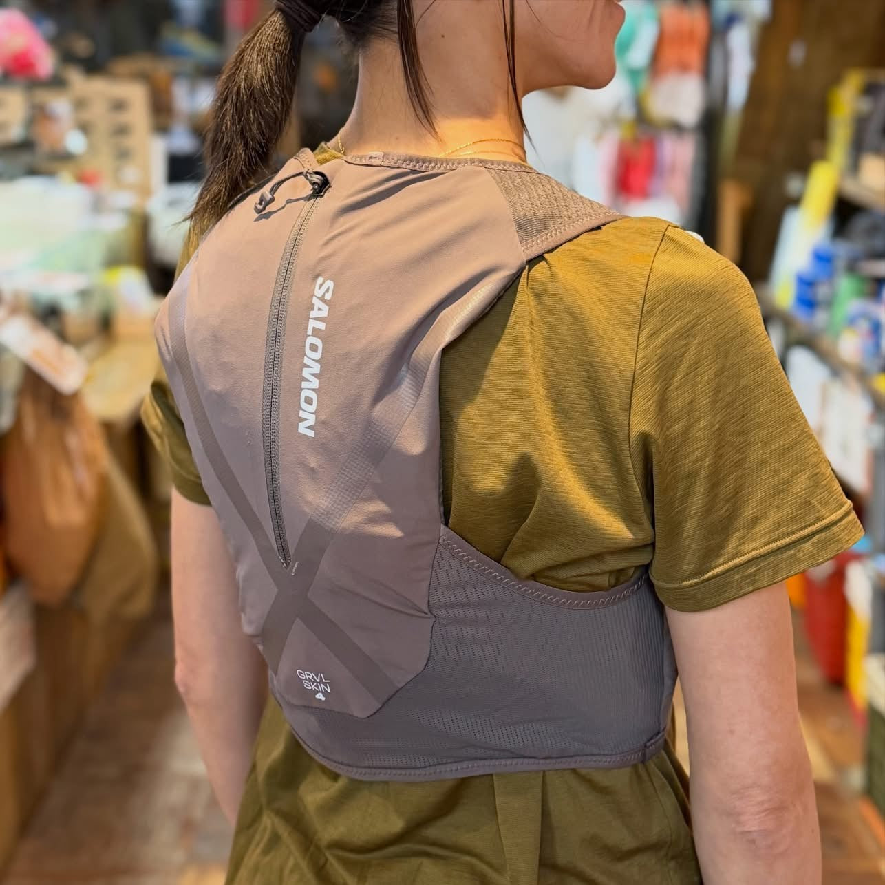 【2026.2/19発売】SALOMON/サロモン GRVL SKIN 4 グラベル スキン 4（ユニセックス/フラスク付）