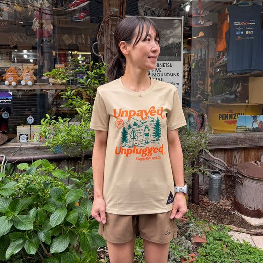 【2026春夏】STAMP/スタンプ GRAPHIC RUN TEE "Unpaved,Unplugged"（ユニセックス）