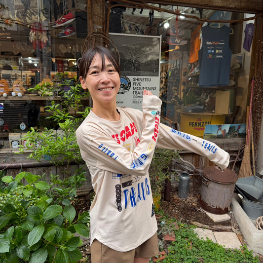 【2026春夏】STAMP/スタンプ  LONG SLEEVE TEE  "ESCAPE THE GRID ON THE TRAILS"（ユニセックス）