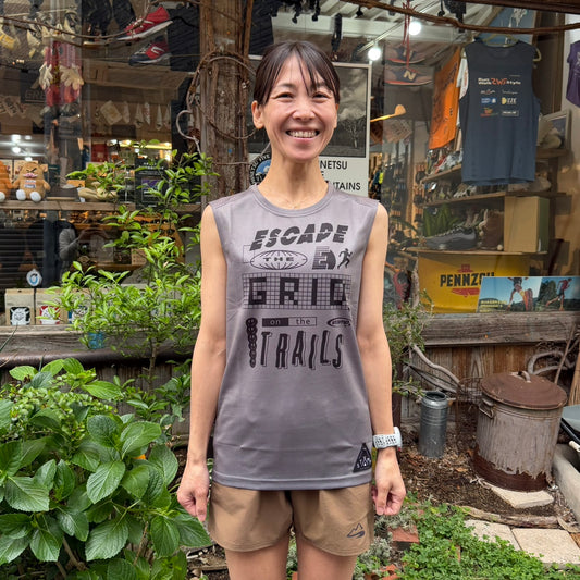 【2026春夏】STAMP/スタンプ GRAPHIC TANK "ESCAPE THE GRID ON THE TRAILS"（ユニセックス）